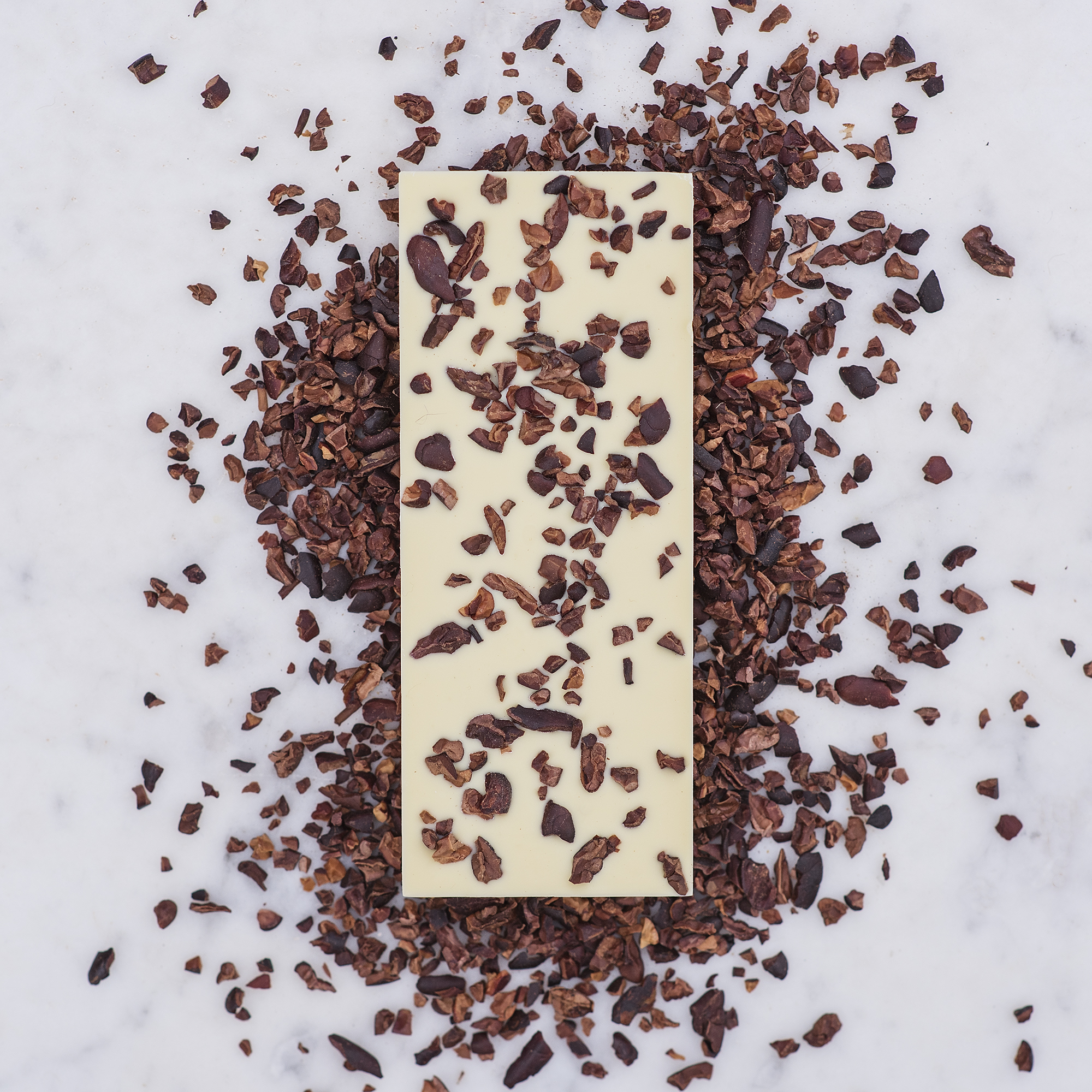 Fjåk Chocolate Hvit & Nibs hvit sjokoladeplate 60g