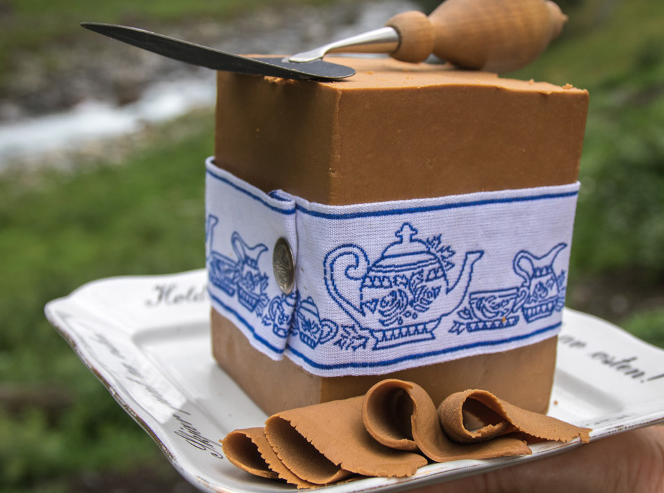 Fjåk 45% Brunost melkesjokolade plate
